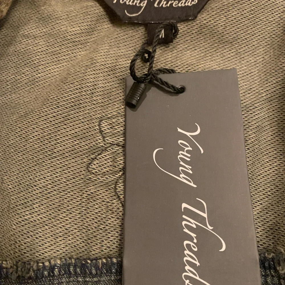 Vintage-Inspired Blue Jean Jacket with Floral Details - Picture 4 of 8
